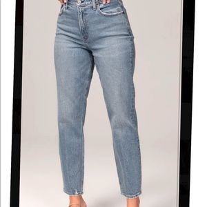 NWOT Abercrombie & Fitch “The Mom” jeans. Bought wrong size & didn’t fit right.